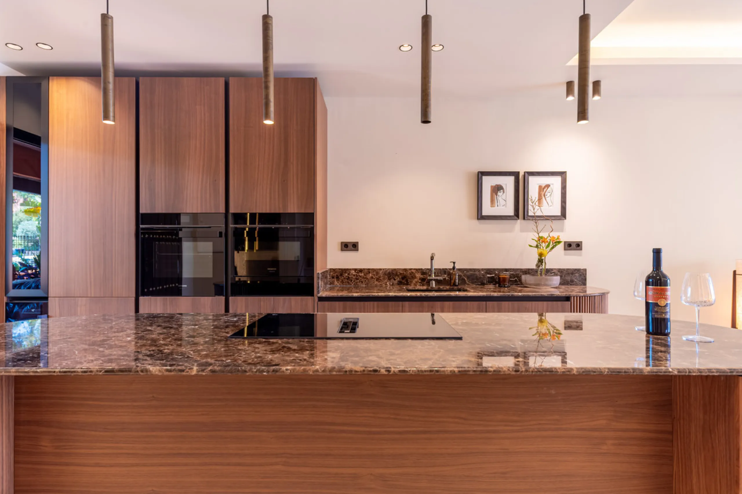 This fully renovated property is located in the desirable area of Altos de Puente Romano, less than a 20 minutes' walk to the well know Puente Romano Hotel, the beach and the promenade that links you to Marbella town and the renown Puerto Banus. Located i