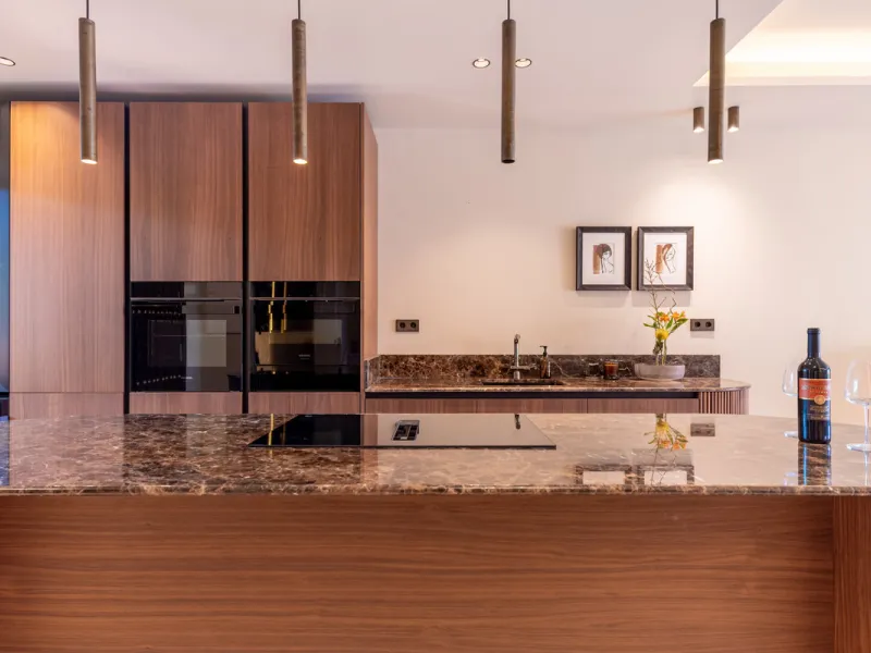 This fully renovated property is located in the desirable area of Altos de Puente Romano, less than a 20 minutes' walk to the well know Puente Romano Hotel, the beach and the promenade that links you to Marbella town and the renown Puerto Banus. Located i