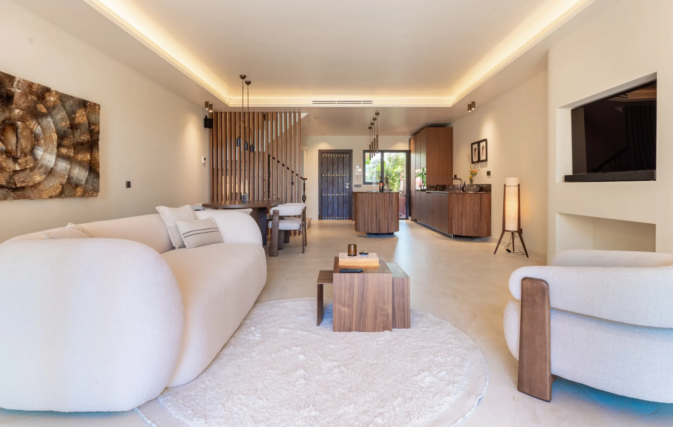 This fully renovated property is located in the desirable area of Altos de Puente Romano, less than a 20 minutes' walk to the well know Puente Romano Hotel, the beach and the promenade that links you to Marbella town and the renown Puerto Banus. Located i