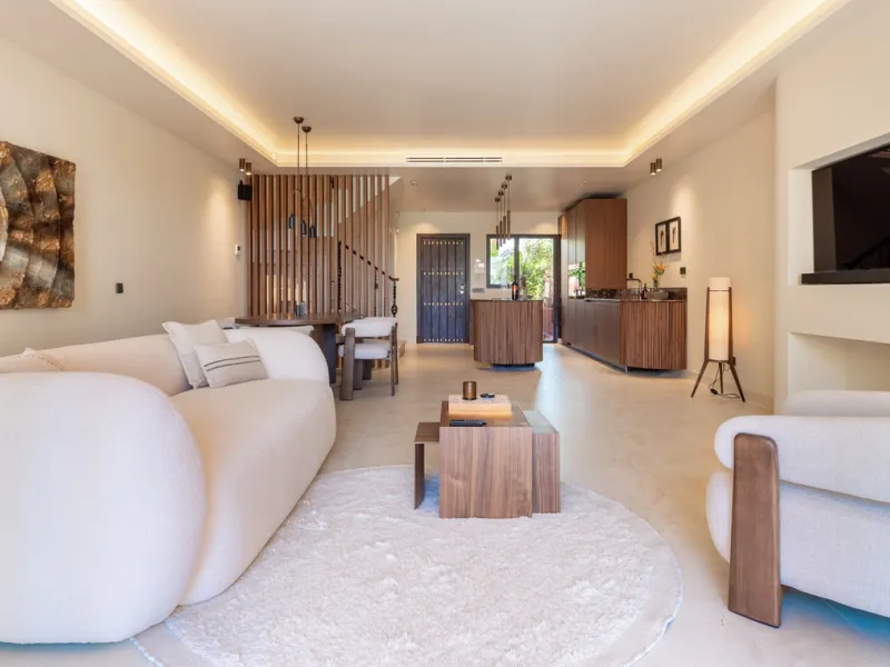 This fully renovated property is located in the desirable area of Altos de Puente Romano, less than a 20 minutes' walk to the well know Puente Romano Hotel, the beach and the promenade that links you to Marbella town and the renown Puerto Banus. Located i