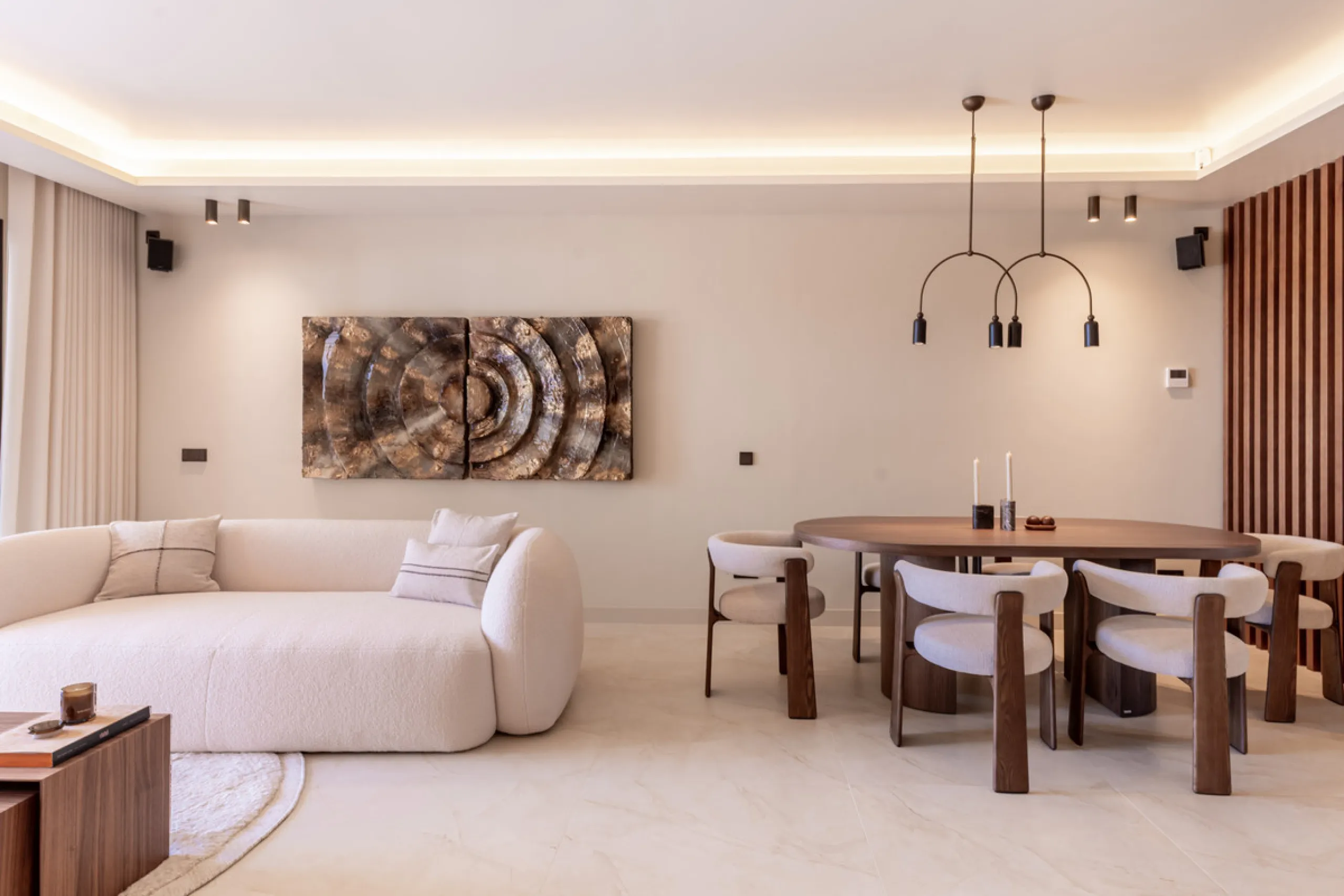 This fully renovated property is located in the desirable area of Altos de Puente Romano, less than a 20 minutes' walk to the well know Puente Romano Hotel, the beach and the promenade that links you to Marbella town and the renown Puerto Banus. Located i