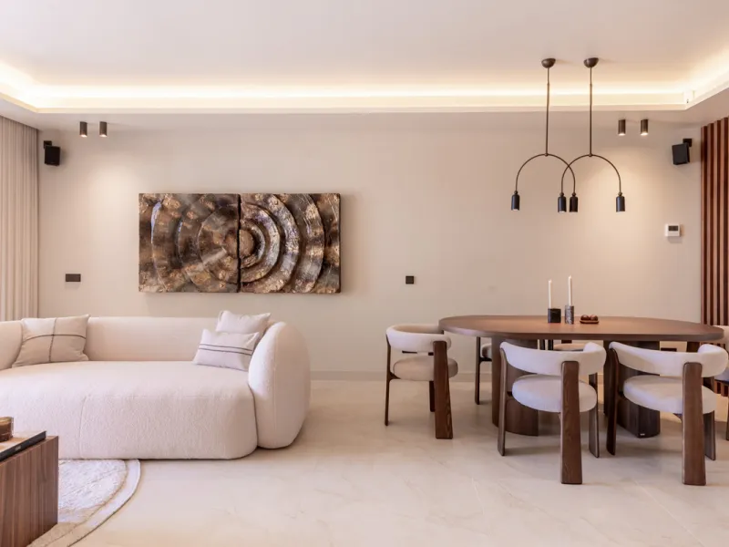 This fully renovated property is located in the desirable area of Altos de Puente Romano, less than a 20 minutes' walk to the well know Puente Romano Hotel, the beach and the promenade that links you to Marbella town and the renown Puerto Banus. Located i