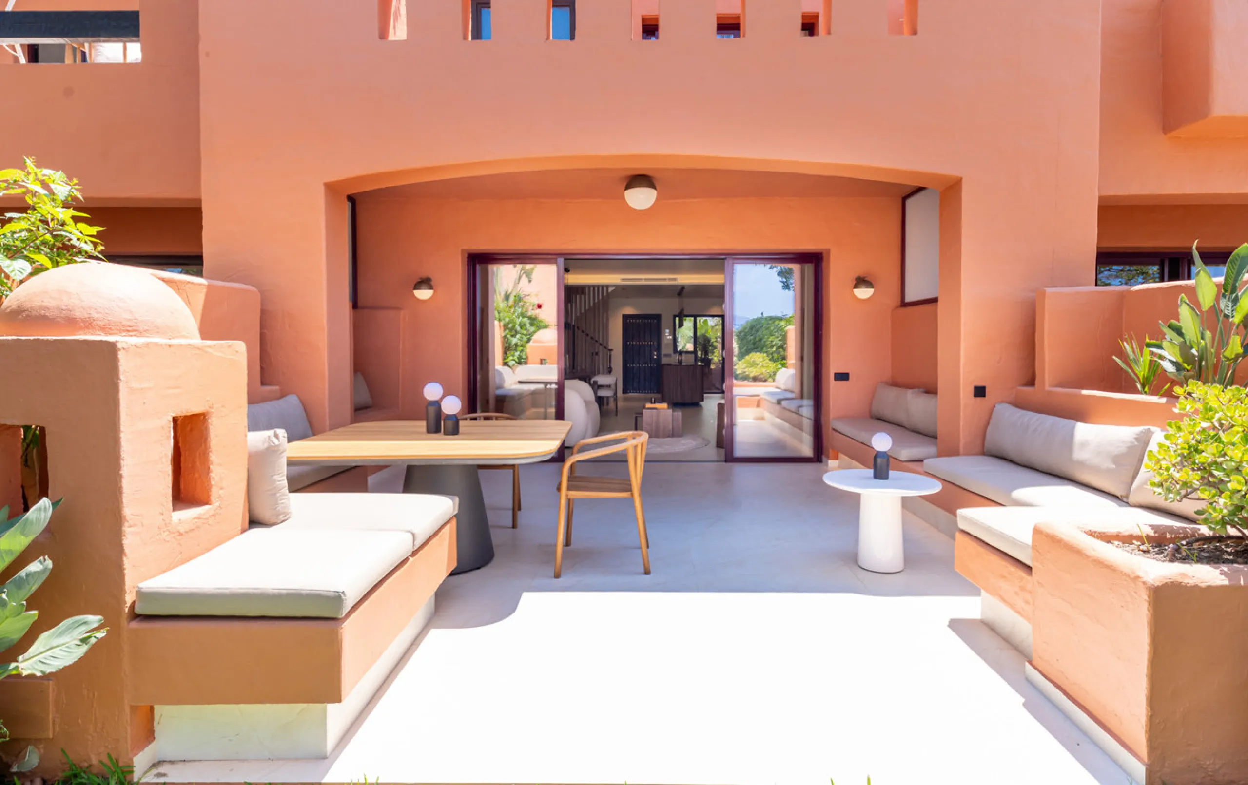 This fully renovated property is located in the desirable area of Altos de Puente Romano, less than a 20 minutes' walk to the well know Puente Romano Hotel, the beach and the promenade that links you to Marbella town and the renown Puerto Banus. Located i