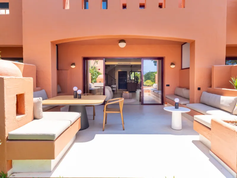 This fully renovated property is located in the desirable area of Altos de Puente Romano, less than a 20 minutes' walk to the well know Puente Romano Hotel, the beach and the promenade that links you to Marbella town and the renown Puerto Banus. Located i