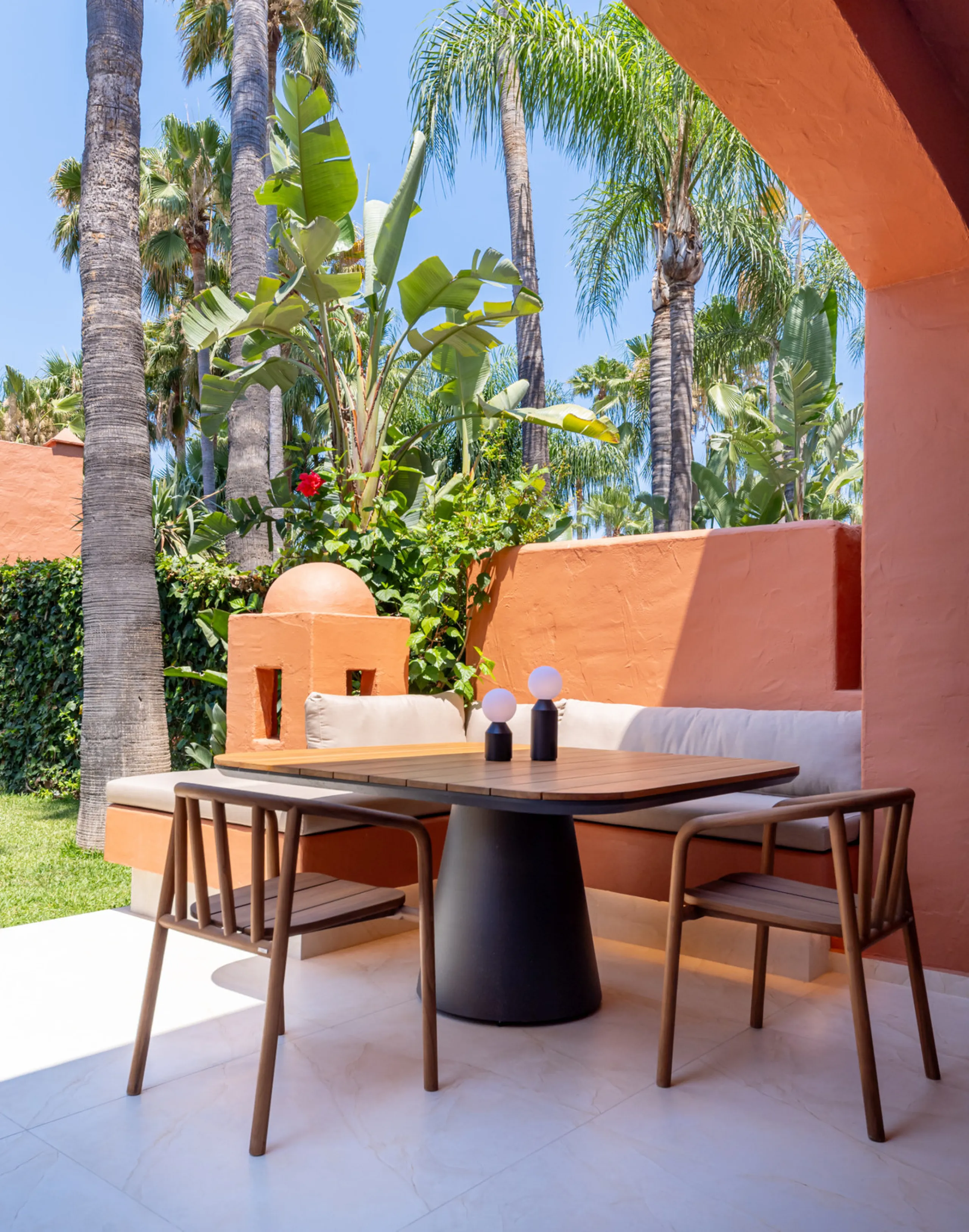 This fully renovated property is located in the desirable area of Altos de Puente Romano, less than a 20 minutes' walk to the well know Puente Romano Hotel, the beach and the promenade that links you to Marbella town and the renown Puerto Banus. Located i