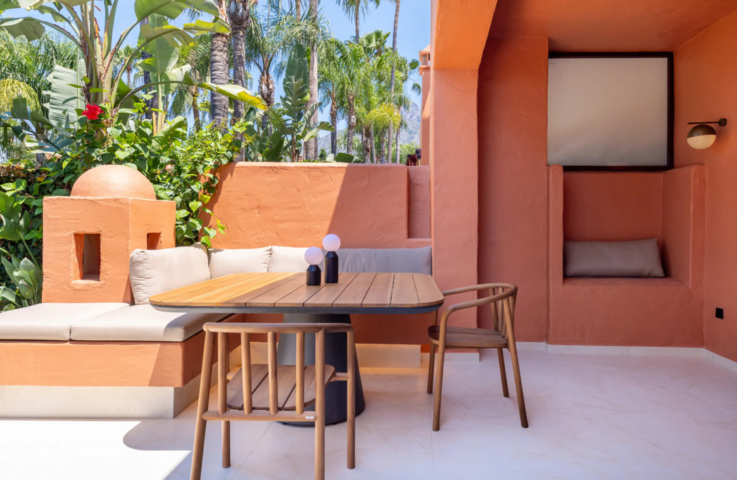 This fully renovated property is located in the desirable area of Altos de Puente Romano, less than a 20 minutes' walk to the well know Puente Romano Hotel, the beach and the promenade that links you to Marbella town and the renown Puerto Banus. Located i
