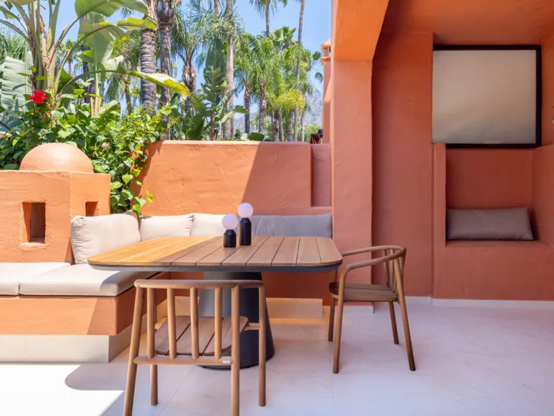 This fully renovated property is located in the desirable area of Altos de Puente Romano, less than a 20 minutes' walk to the well know Puente Romano Hotel, the beach and the promenade that links you to Marbella town and the renown Puerto Banus. Located i