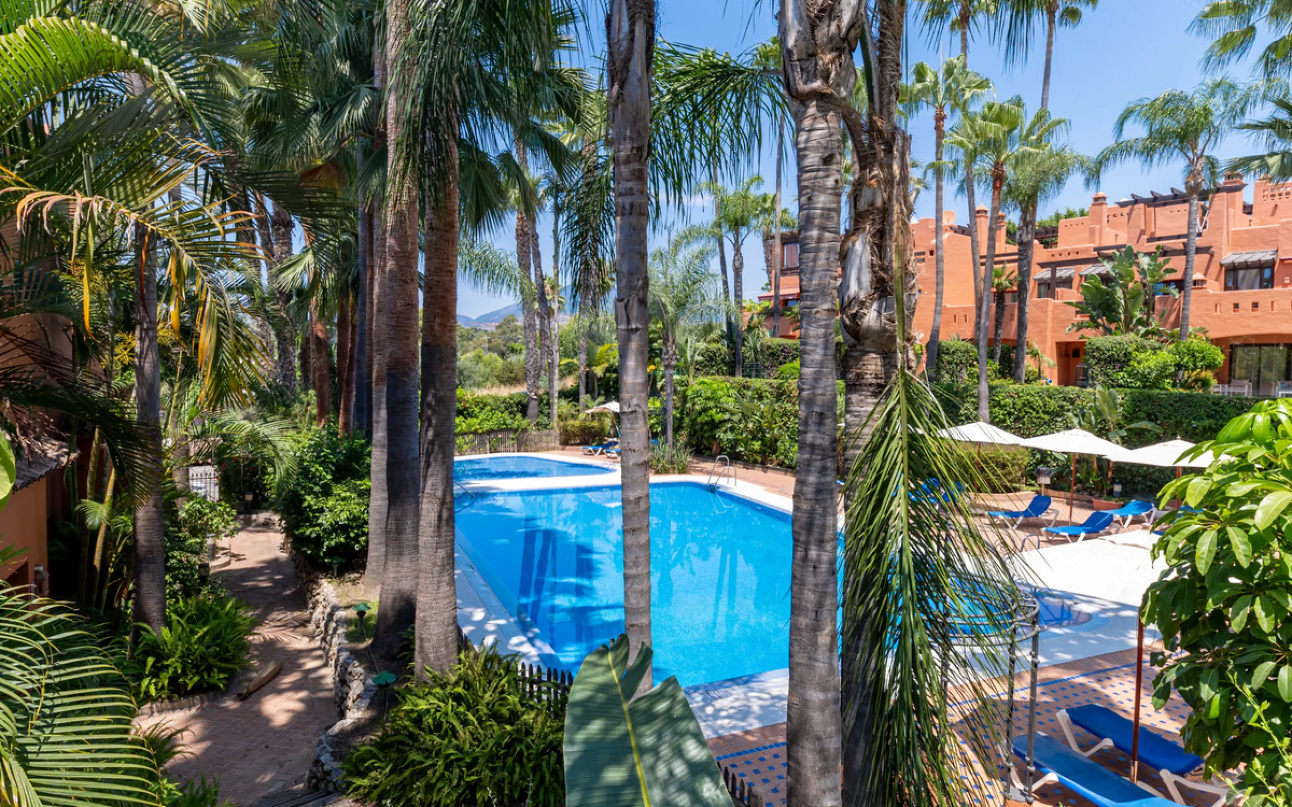 This fully renovated property is located in the desirable area of Altos de Puente Romano, less than a 20 minutes' walk to the well know Puente Romano Hotel, the beach and the promenade that links you to Marbella town and the renown Puerto Banus. Located i