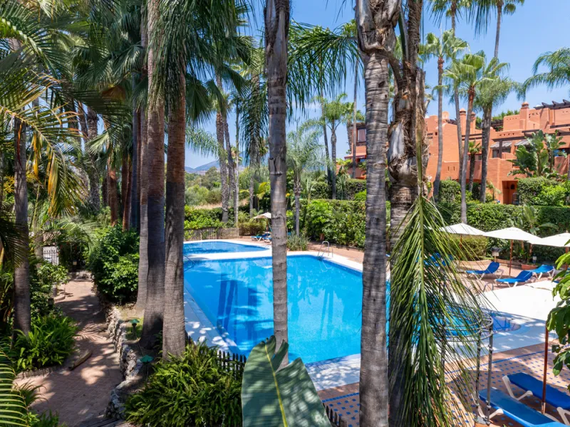 This fully renovated property is located in the desirable area of Altos de Puente Romano, less than a 20 minutes' walk to the well know Puente Romano Hotel, the beach and the promenade that links you to Marbella town and the renown Puerto Banus. Located i