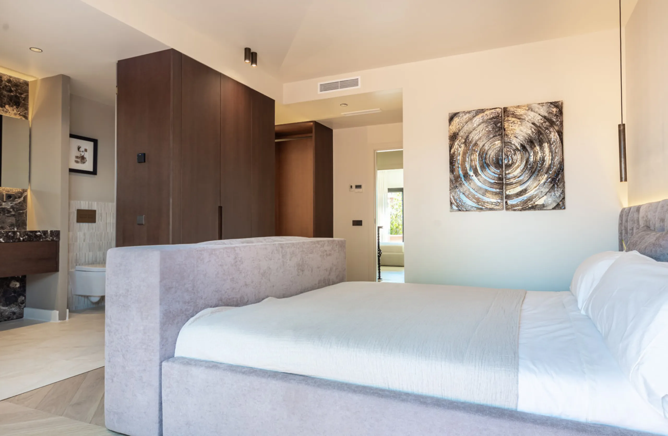 This fully renovated property is located in the desirable area of Altos de Puente Romano, less than a 20 minutes' walk to the well know Puente Romano Hotel, the beach and the promenade that links you to Marbella town and the renown Puerto Banus. Located i