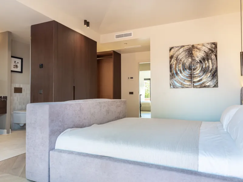 This fully renovated property is located in the desirable area of Altos de Puente Romano, less than a 20 minutes' walk to the well know Puente Romano Hotel, the beach and the promenade that links you to Marbella town and the renown Puerto Banus. Located i