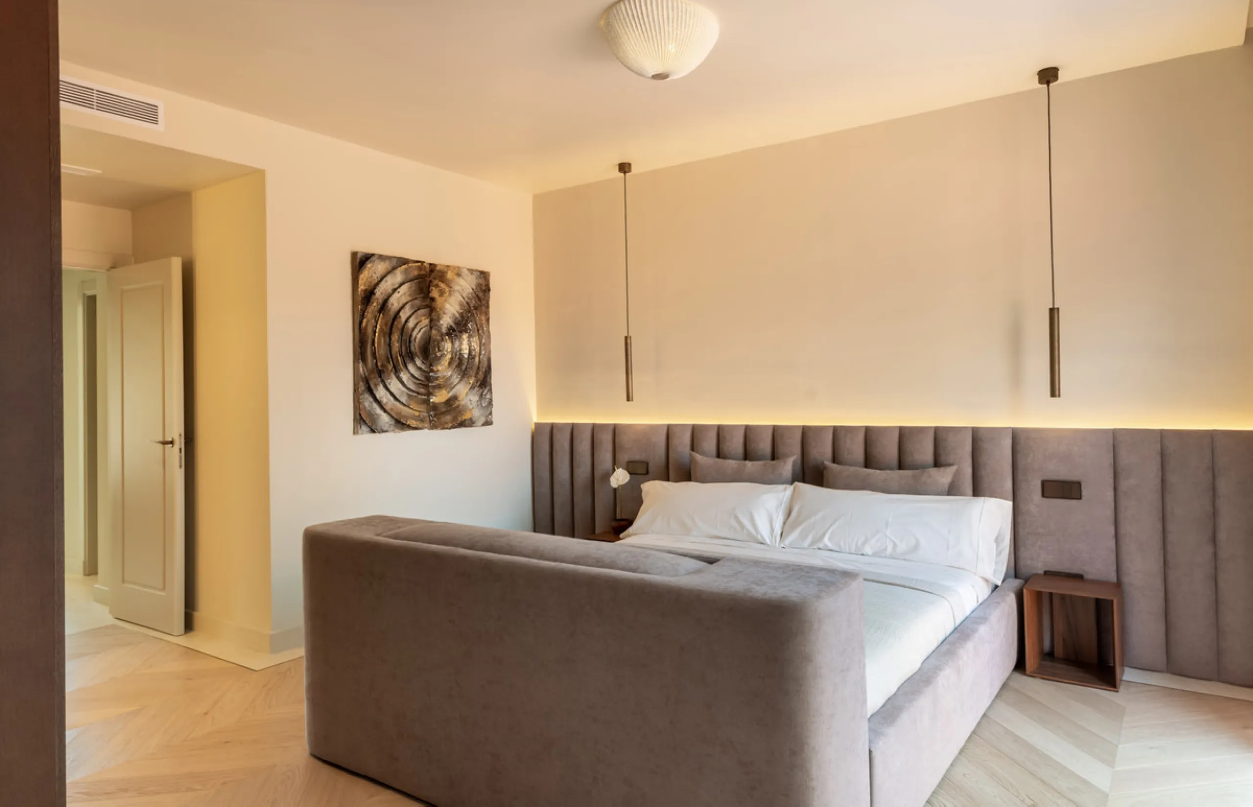 This fully renovated property is located in the desirable area of Altos de Puente Romano, less than a 20 minutes' walk to the well know Puente Romano Hotel, the beach and the promenade that links you to Marbella town and the renown Puerto Banus. Located i