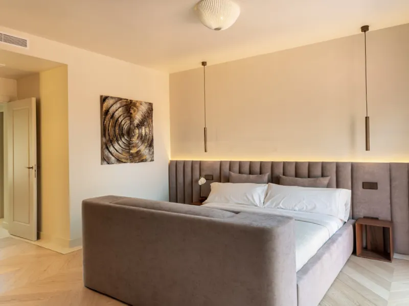 This fully renovated property is located in the desirable area of Altos de Puente Romano, less than a 20 minutes' walk to the well know Puente Romano Hotel, the beach and the promenade that links you to Marbella town and the renown Puerto Banus. Located i
