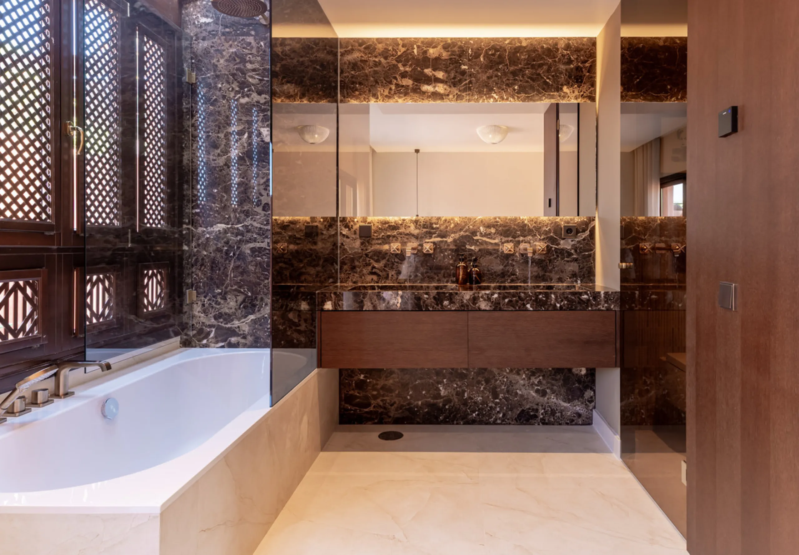This fully renovated property is located in the desirable area of Altos de Puente Romano, less than a 20 minutes' walk to the well know Puente Romano Hotel, the beach and the promenade that links you to Marbella town and the renown Puerto Banus. Located i