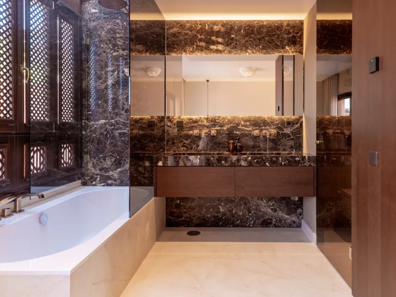 This fully renovated property is located in the desirable area of Altos de Puente Romano, less than a 20 minutes' walk to the well know Puente Romano Hotel, the beach and the promenade that links you to Marbella town and the renown Puerto Banus. Located i