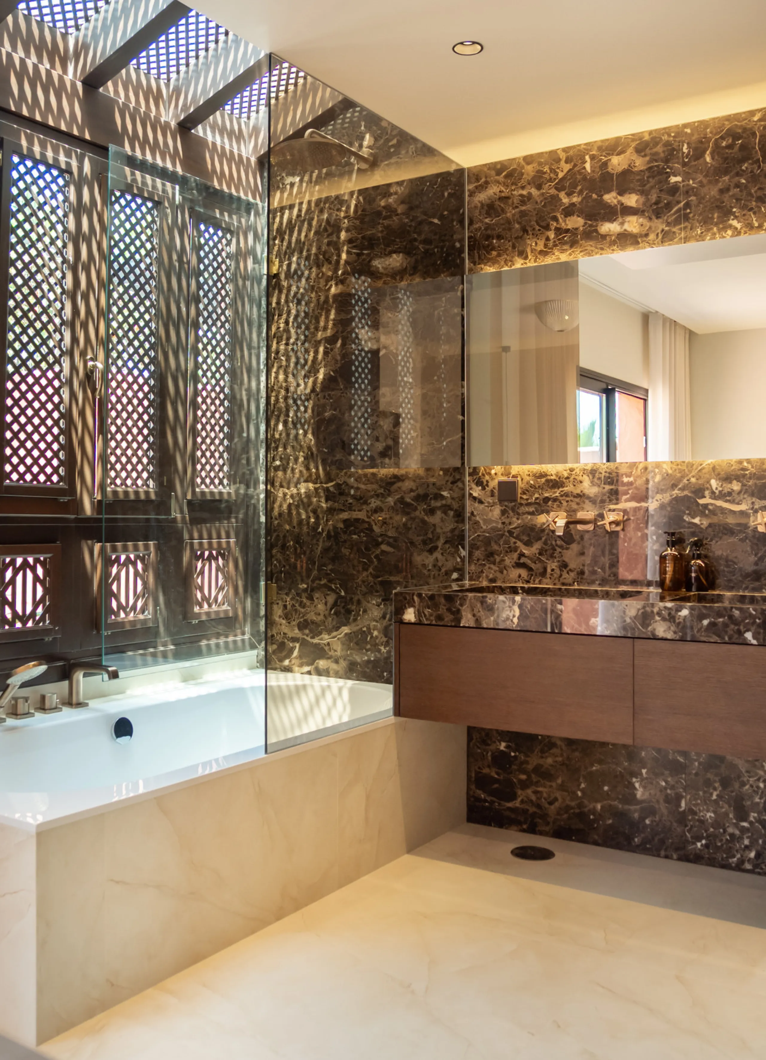 This fully renovated property is located in the desirable area of Altos de Puente Romano, less than a 20 minutes' walk to the well know Puente Romano Hotel, the beach and the promenade that links you to Marbella town and the renown Puerto Banus. Located i