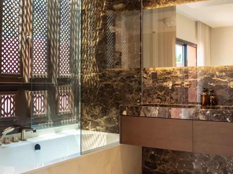 This fully renovated property is located in the desirable area of Altos de Puente Romano, less than a 20 minutes' walk to the well know Puente Romano Hotel, the beach and the promenade that links you to Marbella town and the renown Puerto Banus. Located i