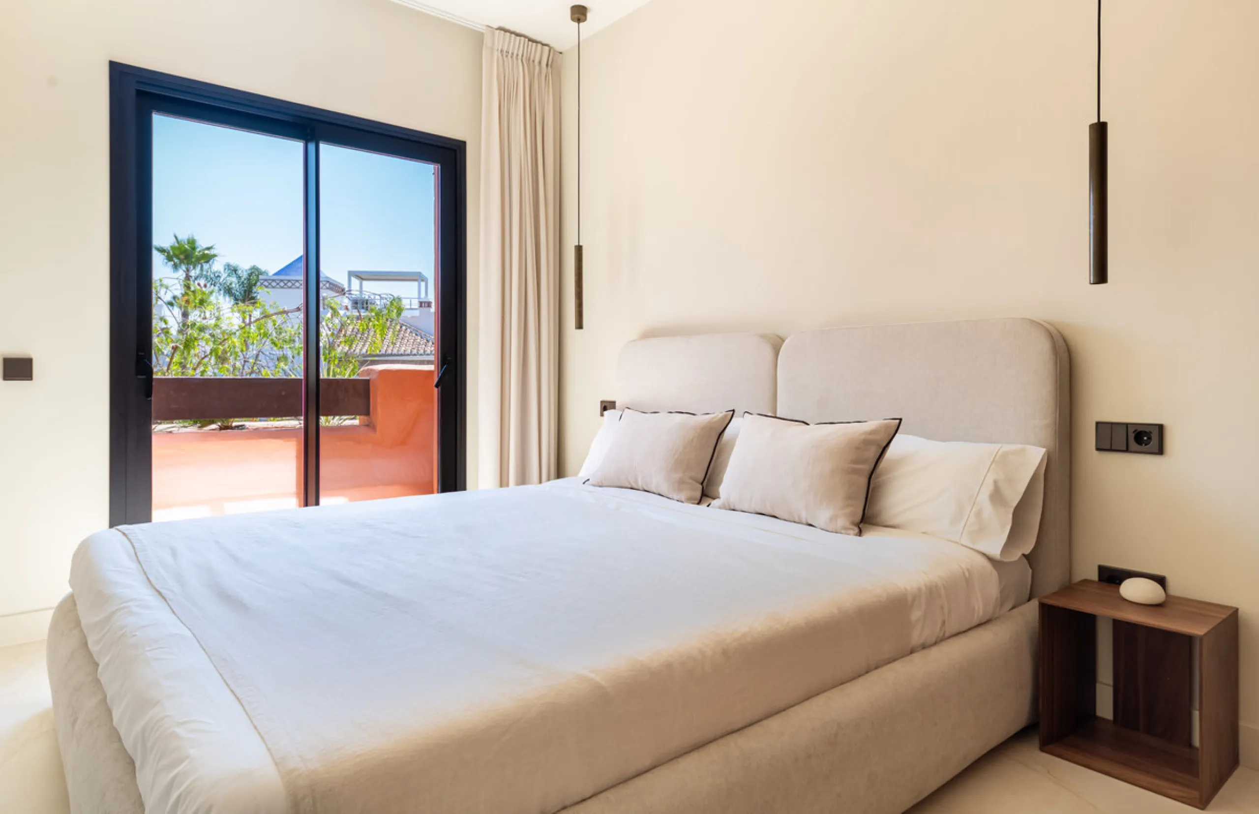 This fully renovated property is located in the desirable area of Altos de Puente Romano, less than a 20 minutes' walk to the well know Puente Romano Hotel, the beach and the promenade that links you to Marbella town and the renown Puerto Banus. Located i