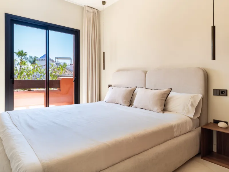 This fully renovated property is located in the desirable area of Altos de Puente Romano, less than a 20 minutes' walk to the well know Puente Romano Hotel, the beach and the promenade that links you to Marbella town and the renown Puerto Banus. Located i