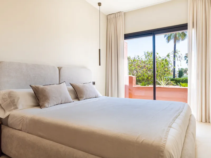 This fully renovated property is located in the desirable area of Altos de Puente Romano, less than a 20 minutes' walk to the well know Puente Romano Hotel, the beach and the promenade that links you to Marbella town and the renown Puerto Banus. Located i