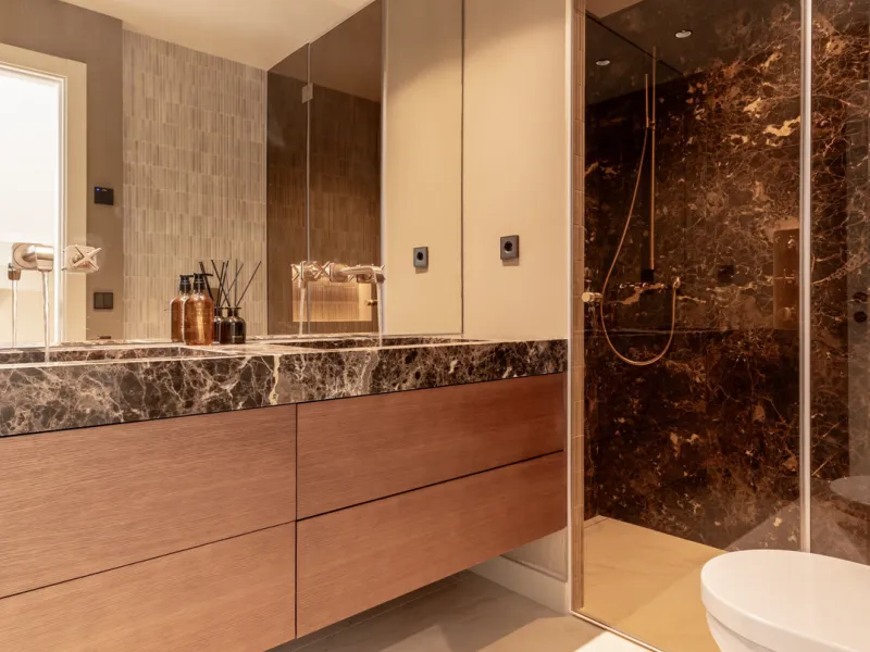 This fully renovated property is located in the desirable area of Altos de Puente Romano, less than a 20 minutes' walk to the well know Puente Romano Hotel, the beach and the promenade that links you to Marbella town and the renown Puerto Banus. Located i