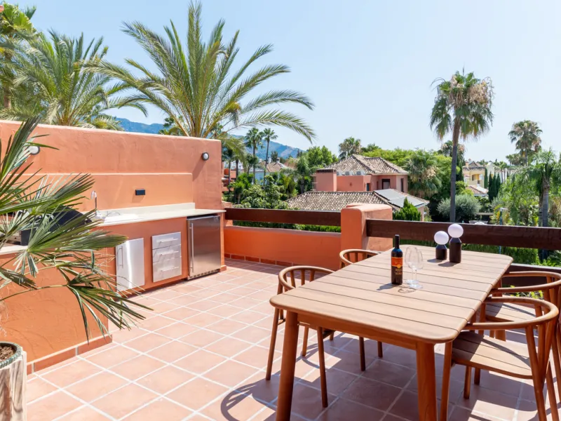 This fully renovated property is located in the desirable area of Altos de Puente Romano, less than a 20 minutes' walk to the well know Puente Romano Hotel, the beach and the promenade that links you to Marbella town and the renown Puerto Banus. Located i