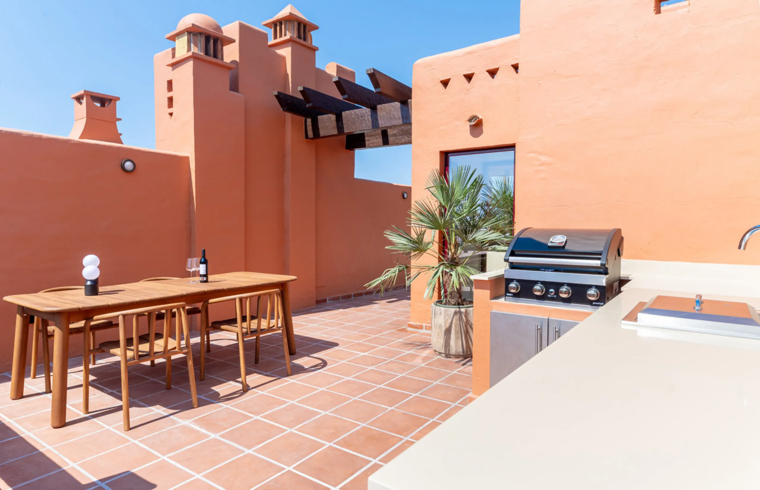 This fully renovated property is located in the desirable area of Altos de Puente Romano, less than a 20 minutes' walk to the well know Puente Romano Hotel, the beach and the promenade that links you to Marbella town and the renown Puerto Banus. Located i