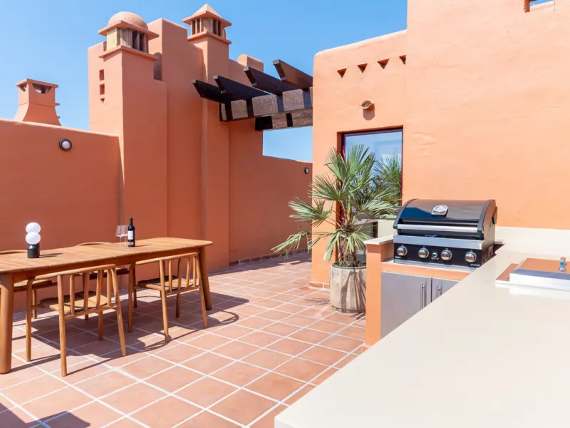This fully renovated property is located in the desirable area of Altos de Puente Romano, less than a 20 minutes' walk to the well know Puente Romano Hotel, the beach and the promenade that links you to Marbella town and the renown Puerto Banus. Located i