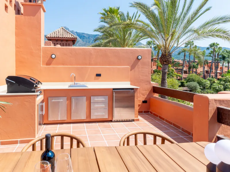 This fully renovated property is located in the desirable area of Altos de Puente Romano, less than a 20 minutes' walk to the well know Puente Romano Hotel, the beach and the promenade that links you to Marbella town and the renown Puerto Banus. Located i