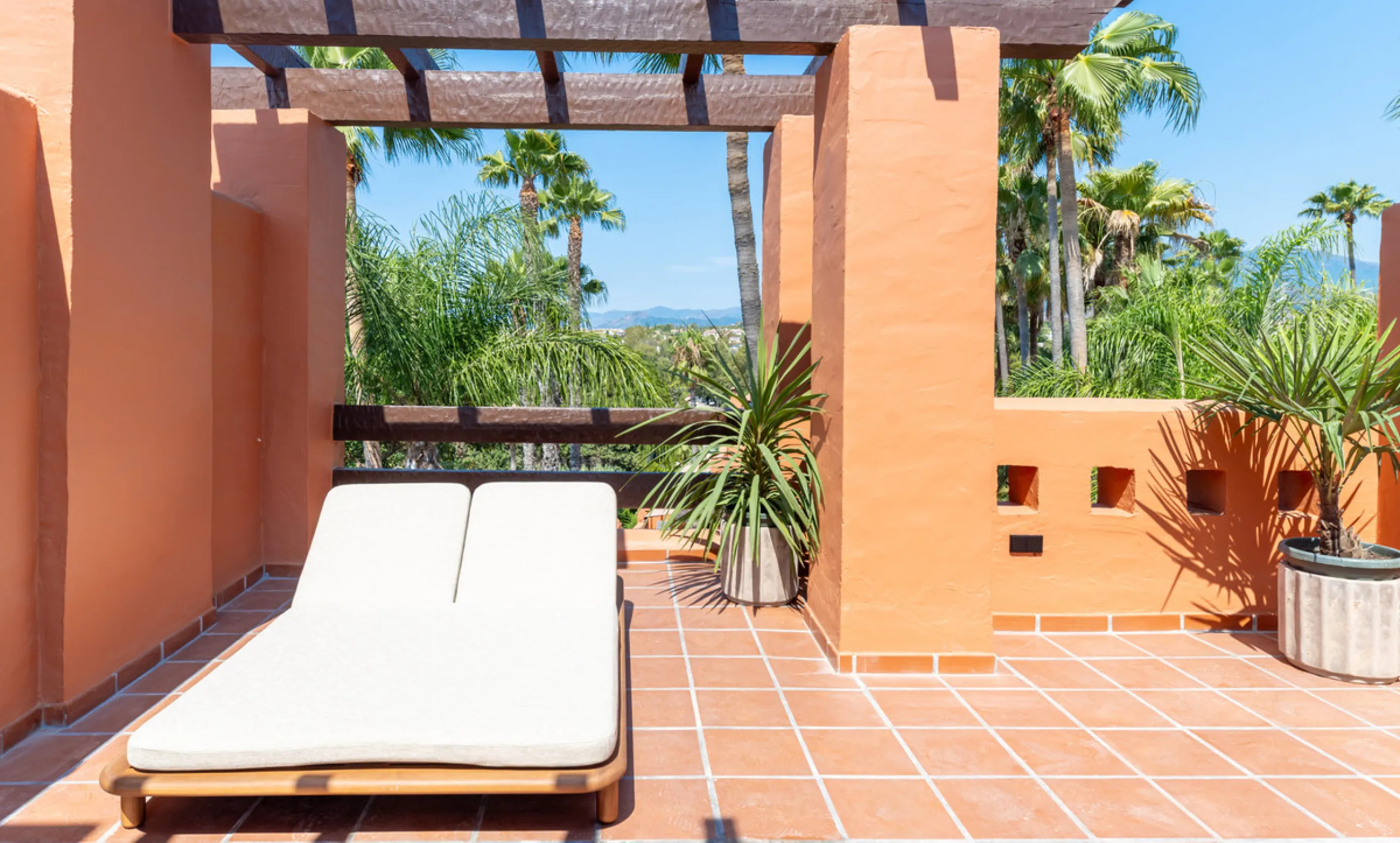 This fully renovated property is located in the desirable area of Altos de Puente Romano, less than a 20 minutes' walk to the well know Puente Romano Hotel, the beach and the promenade that links you to Marbella town and the renown Puerto Banus. Located i