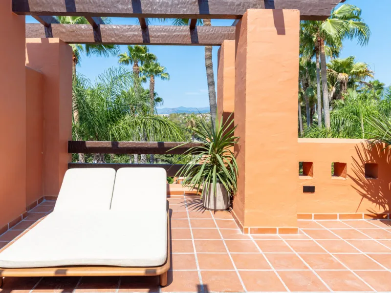 This fully renovated property is located in the desirable area of Altos de Puente Romano, less than a 20 minutes' walk to the well know Puente Romano Hotel, the beach and the promenade that links you to Marbella town and the renown Puerto Banus. Located i