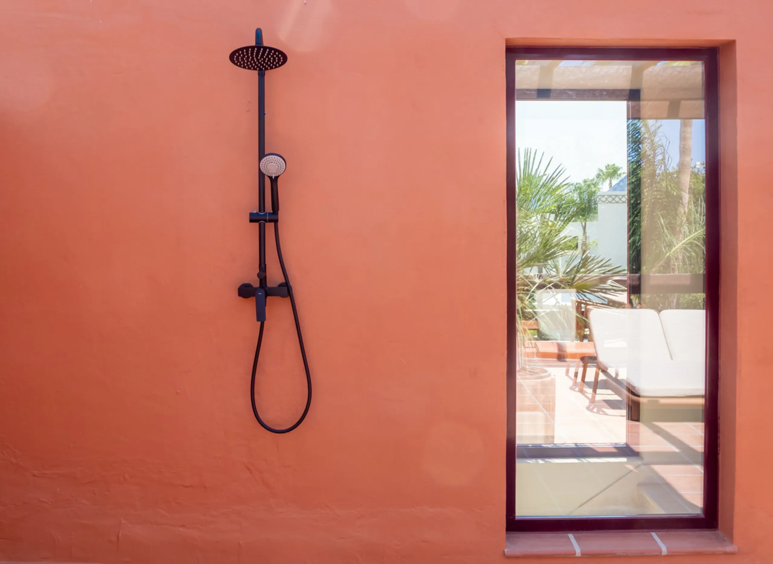 This fully renovated property is located in the desirable area of Altos de Puente Romano, less than a 20 minutes' walk to the well know Puente Romano Hotel, the beach and the promenade that links you to Marbella town and the renown Puerto Banus. Located i