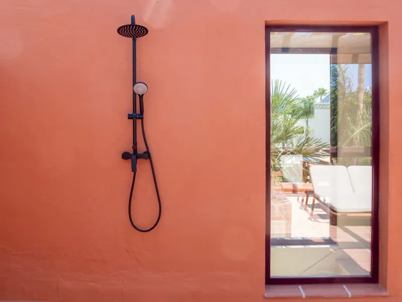 This fully renovated property is located in the desirable area of Altos de Puente Romano, less than a 20 minutes' walk to the well know Puente Romano Hotel, the beach and the promenade that links you to Marbella town and the renown Puerto Banus. Located i