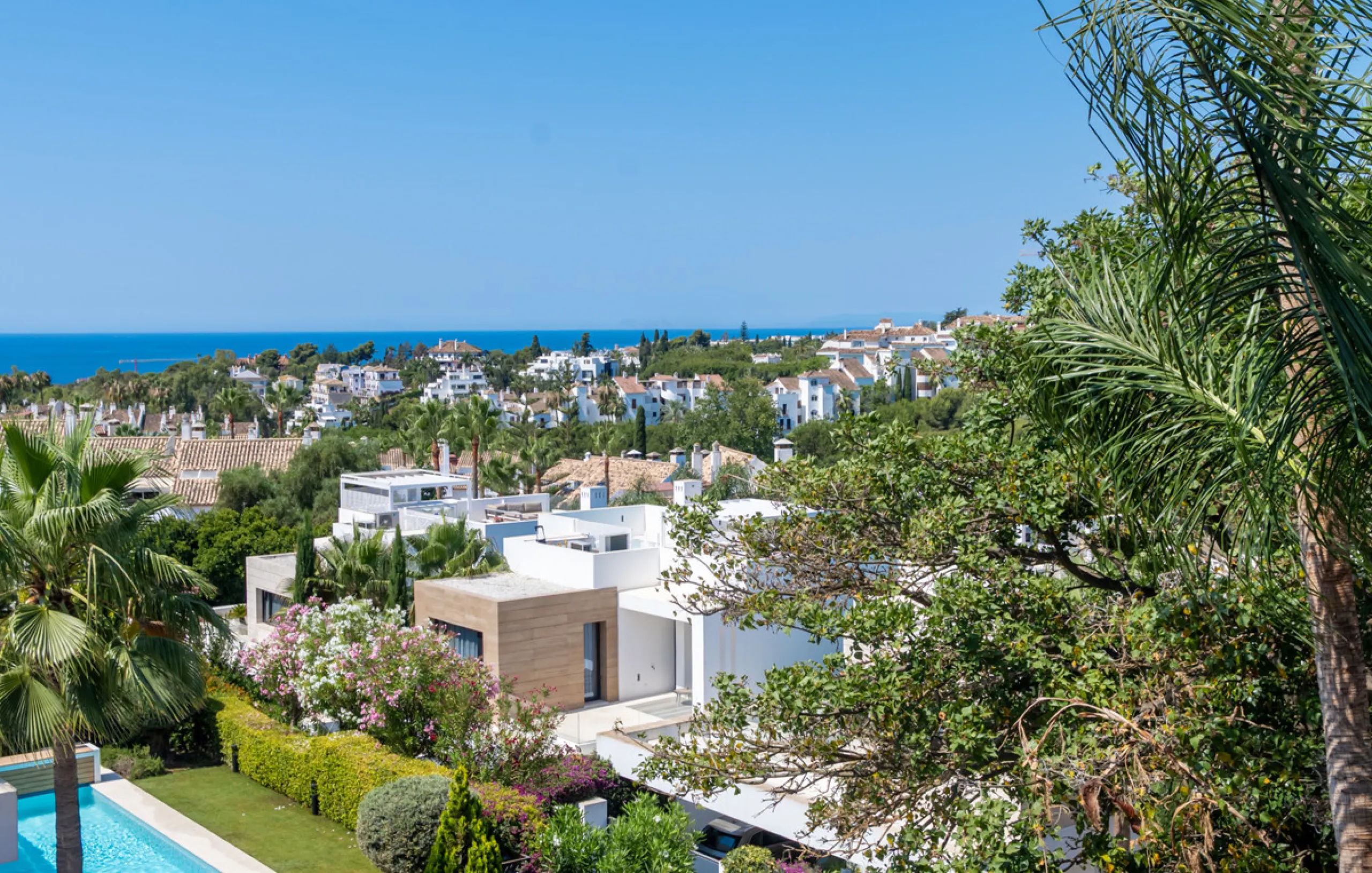 This fully renovated property is located in the desirable area of Altos de Puente Romano, less than a 20 minutes' walk to the well know Puente Romano Hotel, the beach and the promenade that links you to Marbella town and the renown Puerto Banus. Located i