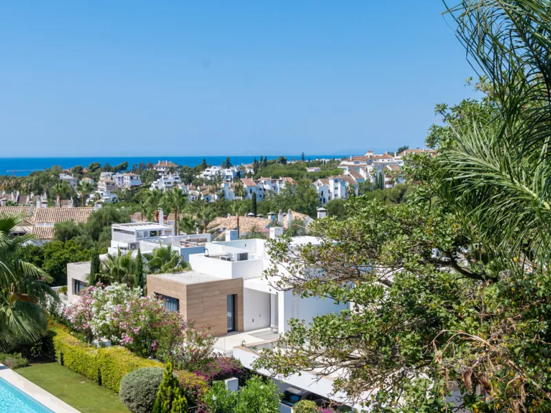 This fully renovated property is located in the desirable area of Altos de Puente Romano, less than a 20 minutes' walk to the well know Puente Romano Hotel, the beach and the promenade that links you to Marbella town and the renown Puerto Banus. Located i