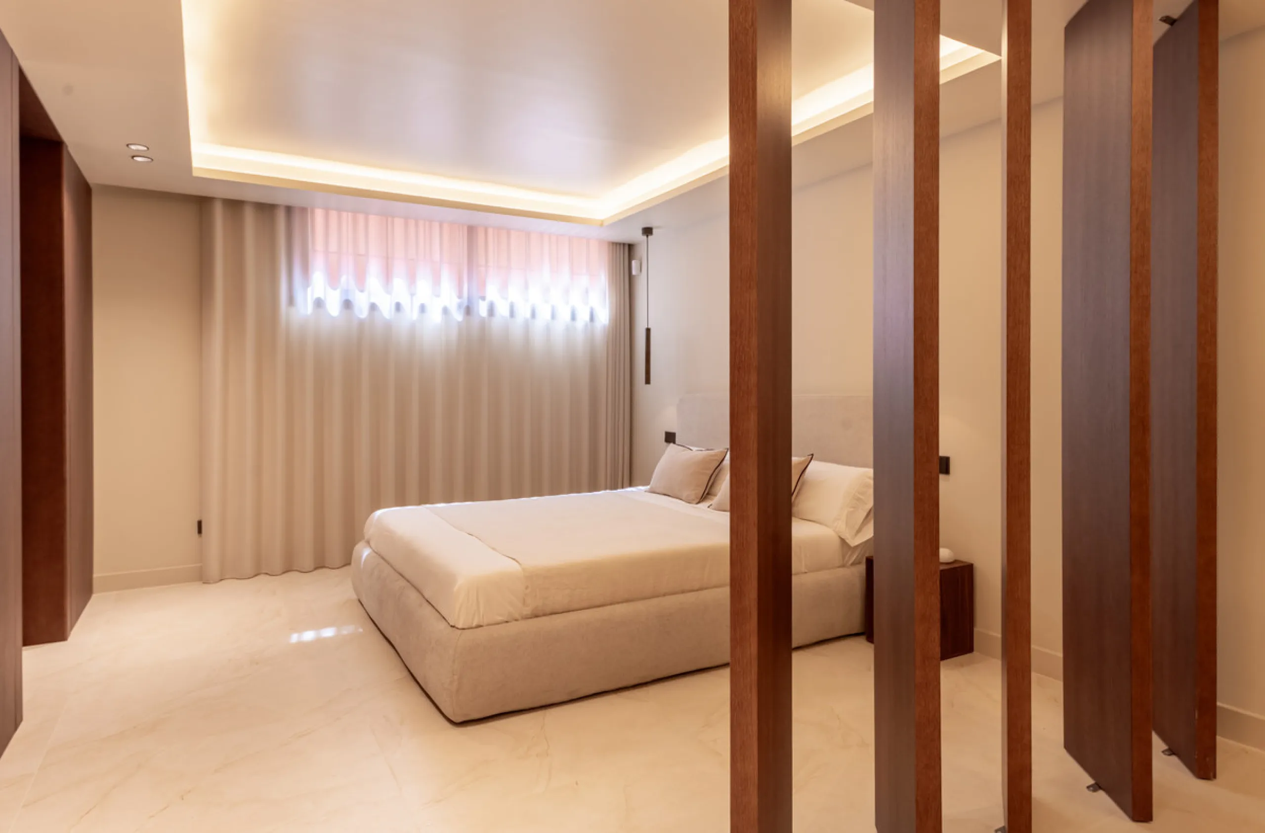 This fully renovated property is located in the desirable area of Altos de Puente Romano, less than a 20 minutes' walk to the well know Puente Romano Hotel, the beach and the promenade that links you to Marbella town and the renown Puerto Banus. Located i