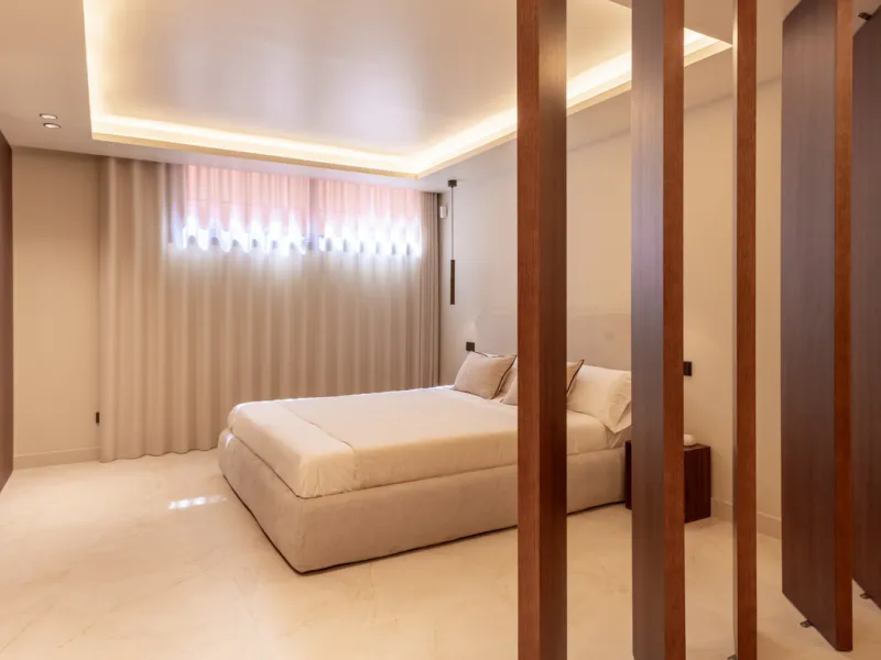 This fully renovated property is located in the desirable area of Altos de Puente Romano, less than a 20 minutes' walk to the well know Puente Romano Hotel, the beach and the promenade that links you to Marbella town and the renown Puerto Banus. Located i