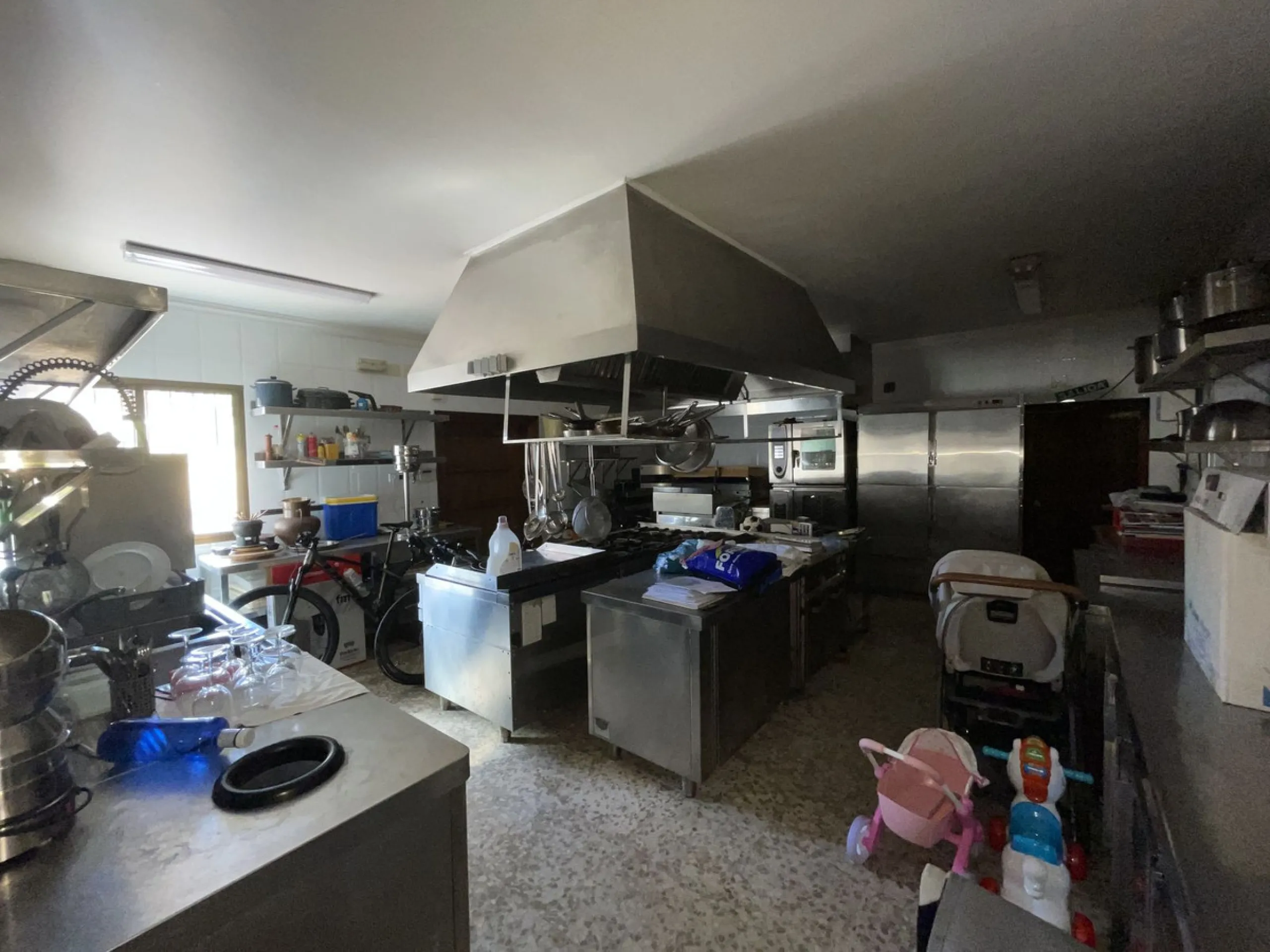 Commercial - Bar в продаже в El Paraiso, Málaga. Площадь дома 500 м². Площадь участка 1200 м²