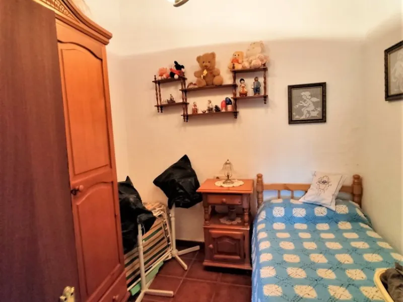 Вниманию инвесторов! 3200 м2 земли в городе Велес-Малага, с почти 200 м2 застройки и возможностью преобразования ее в отель или строительство небольшой урбанизации. Собственность имеет два входа и много места для парковки автомобилей. Он имеет три констру
