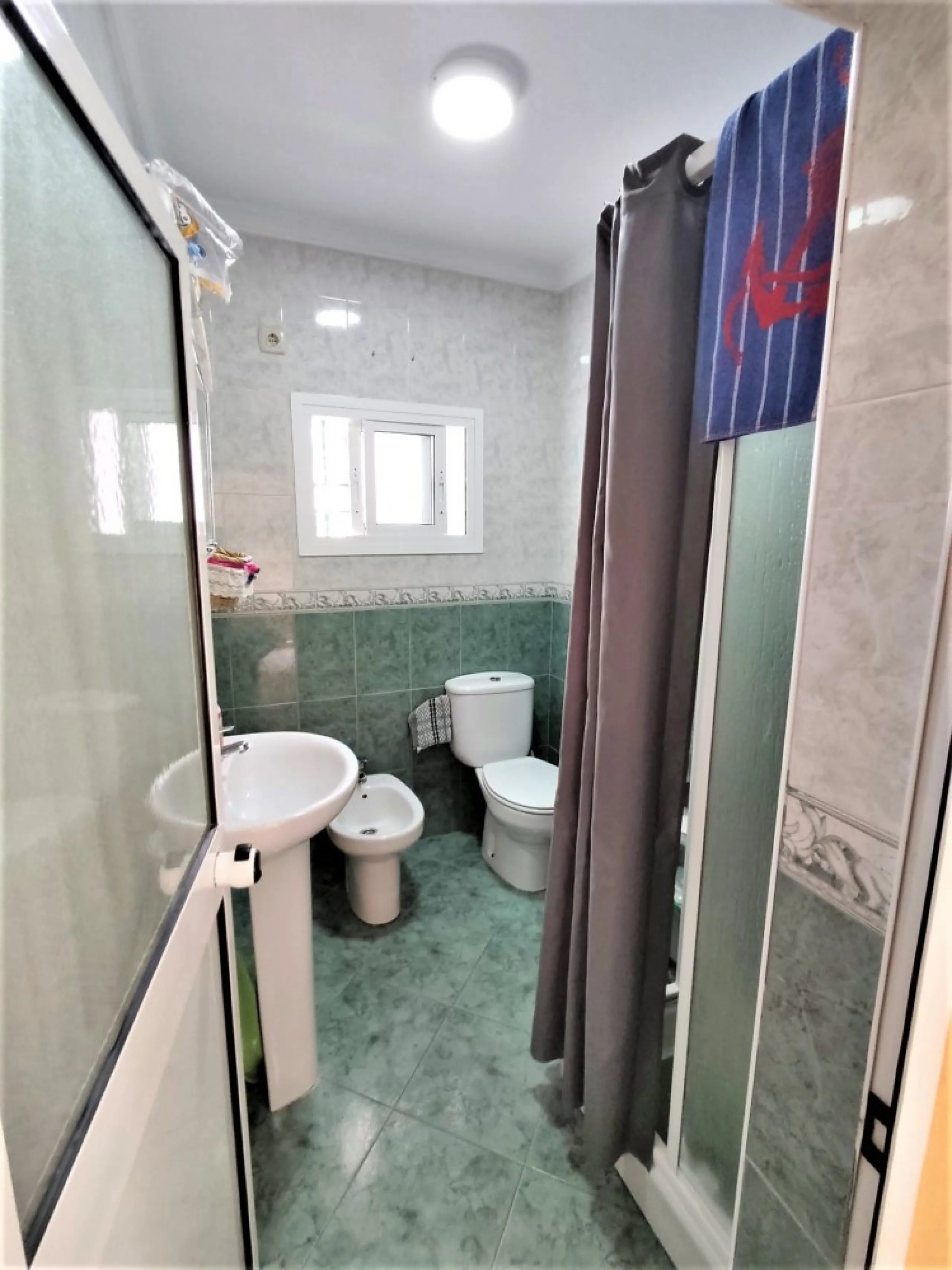 Вниманию инвесторов! 3200 м2 земли в городе Велес-Малага, с почти 200 м2 застройки и возможностью преобразования ее в отель или строительство небольшой урбанизации. Собственность имеет два входа и много места для парковки автомобилей. Он имеет три констру