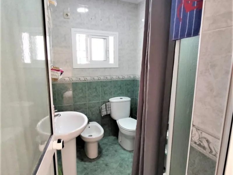Вниманию инвесторов! 3200 м2 земли в городе Велес-Малага, с почти 200 м2 застройки и возможностью преобразования ее в отель или строительство небольшой урбанизации. Собственность имеет два входа и много места для парковки автомобилей. Он имеет три констру