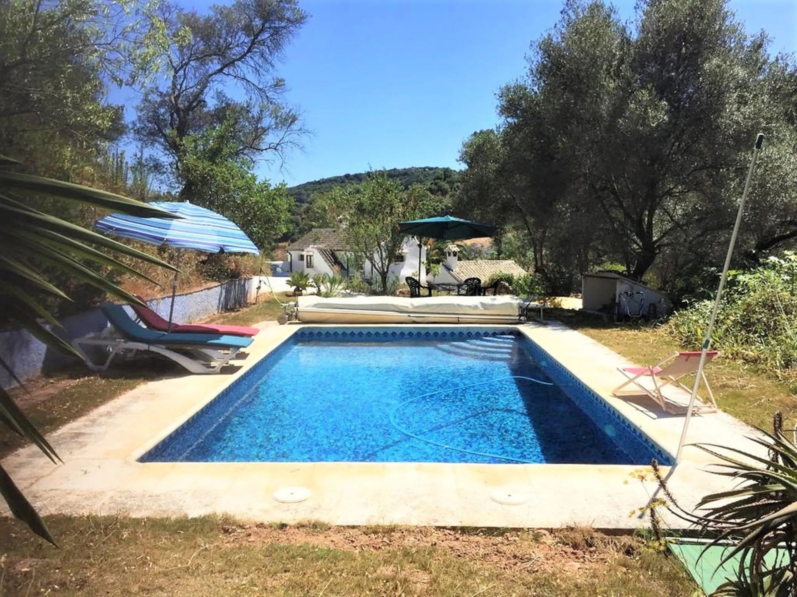 House - Finca - Cortijo в продаже в Casares, Málaga. В доме 4 спален и 2 ванных комнат. Площадь дома 220 м². Площадь участка 30000 м²