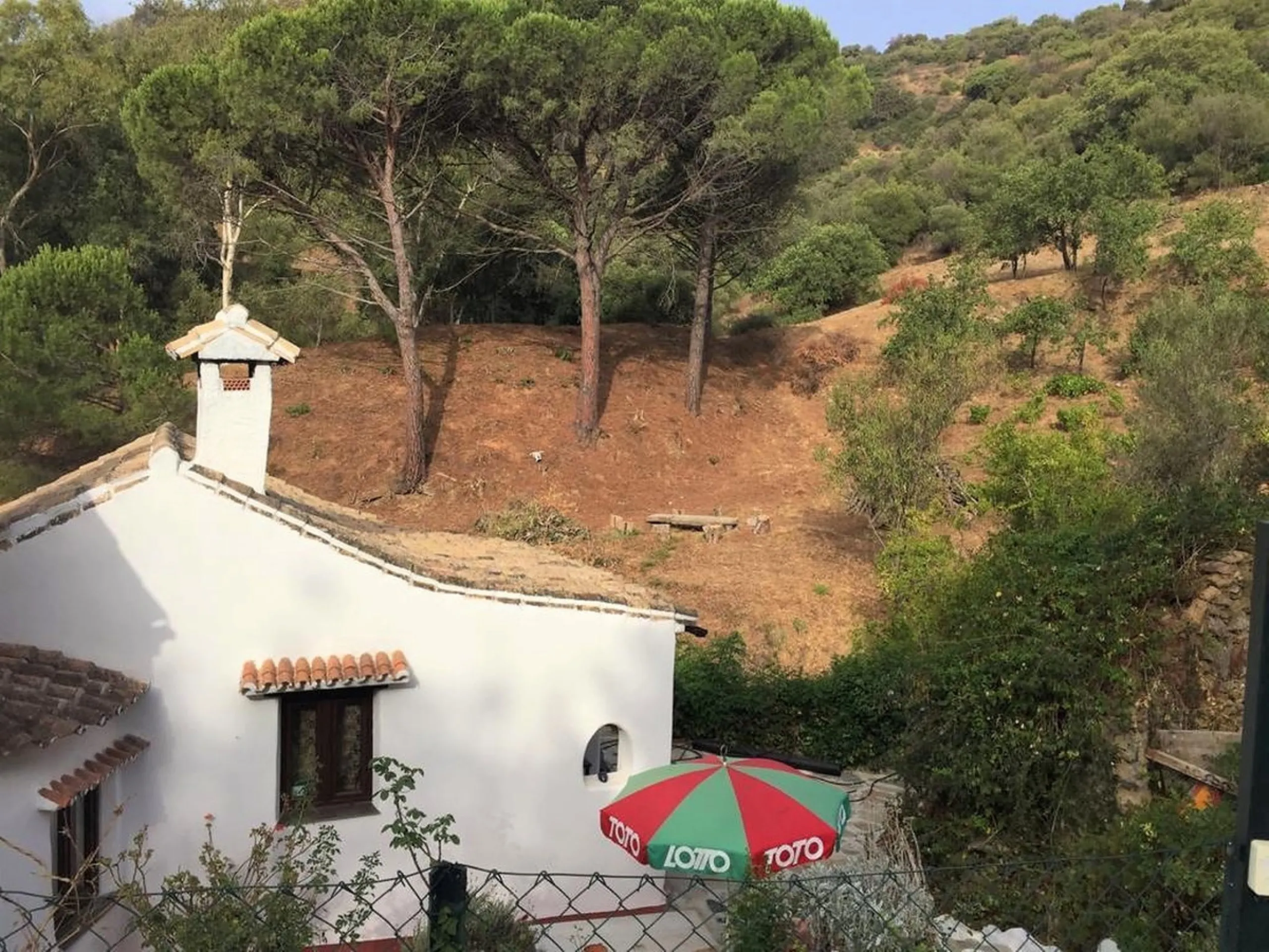 House - Finca - Cortijo в продаже в Casares, Málaga. В доме 4 спален и 2 ванных комнат. Площадь дома 220 м². Площадь участка 30000 м²