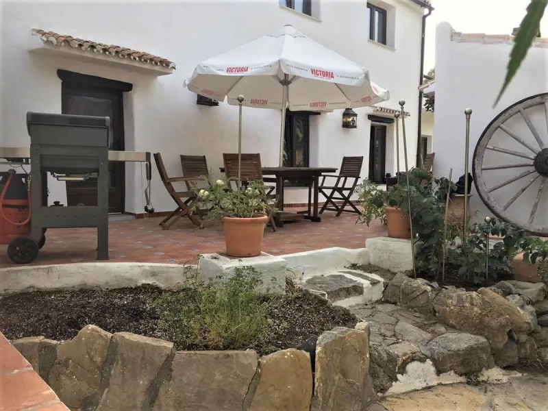 House - Finca - Cortijo в продаже в Casares, Málaga. В доме 4 спален и 2 ванных комнат. Площадь дома 220 м². Площадь участка 30000 м²
