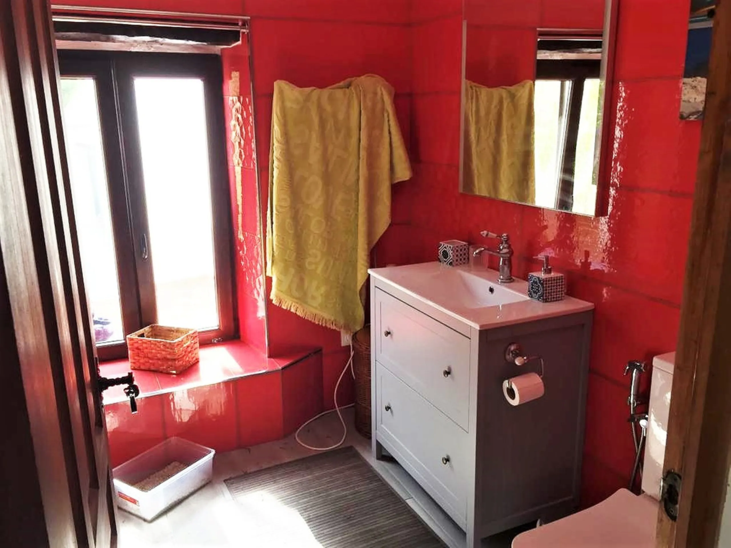 House - Finca - Cortijo в продаже в Casares, Málaga. В доме 4 спален и 2 ванных комнат. Площадь дома 220 м². Площадь участка 30000 м²