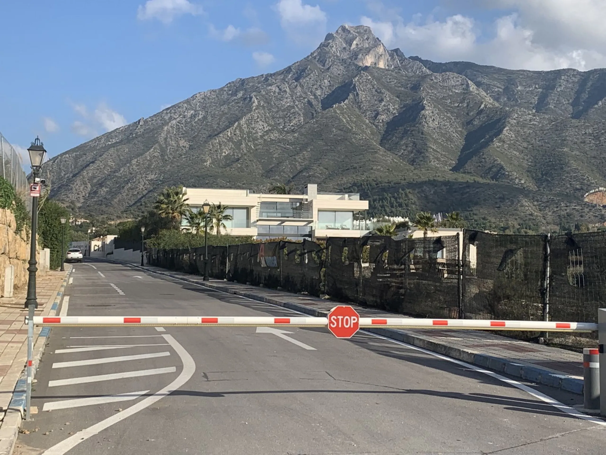 House - Detached Villa в продаже в Marbella, Málaga. В доме 5 спален и 6 ванных комнат. Площадь дома 630 м². Площадь участка 2105 м²