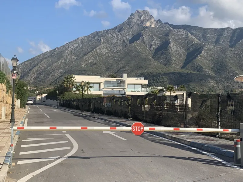 House - Detached Villa в продаже в Marbella, Málaga. В доме 5 спален и 6 ванных комнат. Площадь дома 630 м². Площадь участка 2105 м²