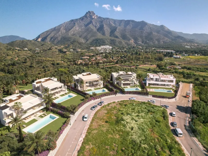 House - Detached Villa в продаже в Marbella, Málaga. В доме 5 спален и 6 ванных комнат. Площадь дома 630 м². Площадь участка 2105 м²