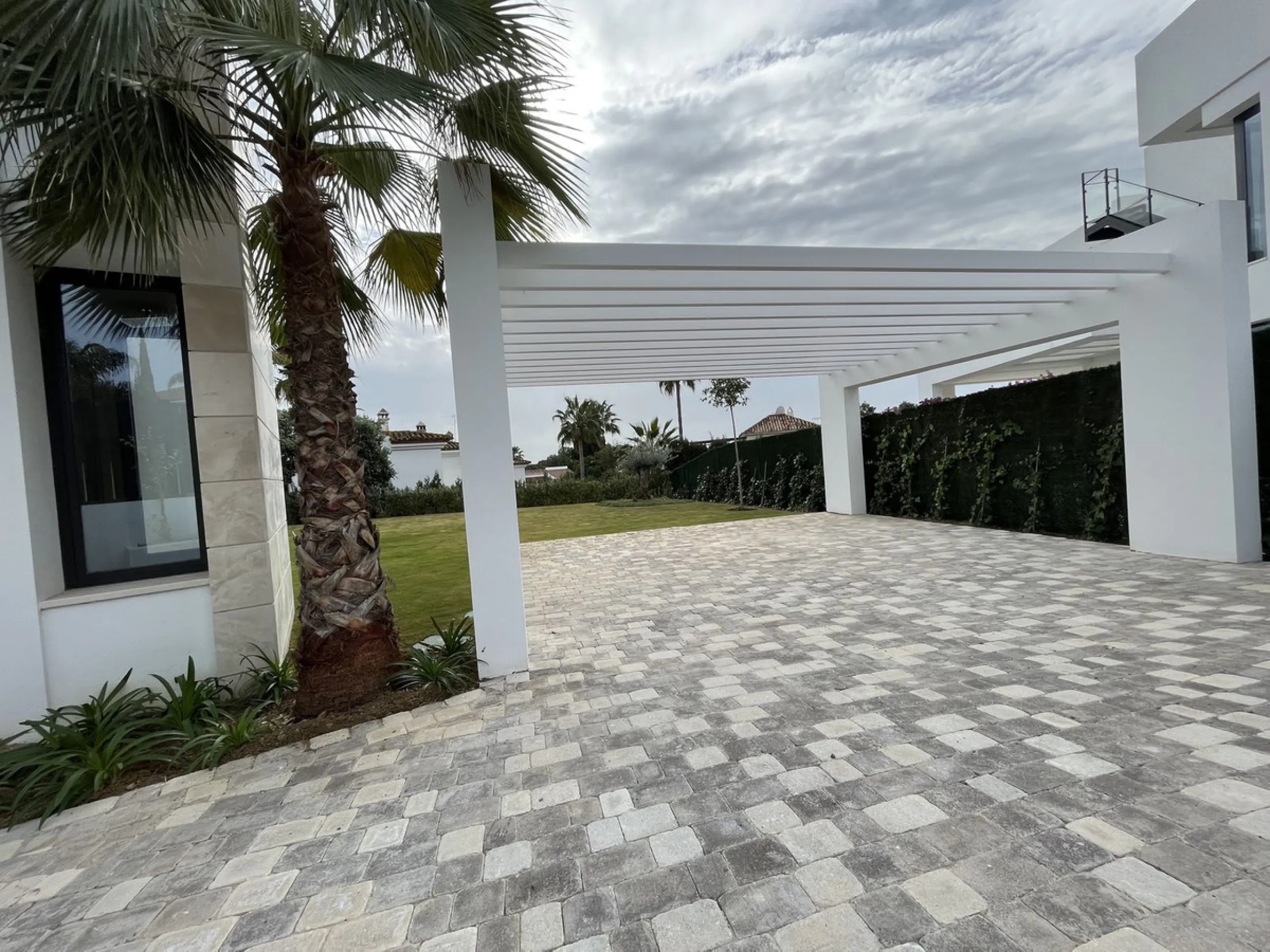 House - Detached Villa в продаже в Marbella, Málaga. В доме 5 спален и 6 ванных комнат. Площадь дома 630 м². Площадь участка 2105 м²