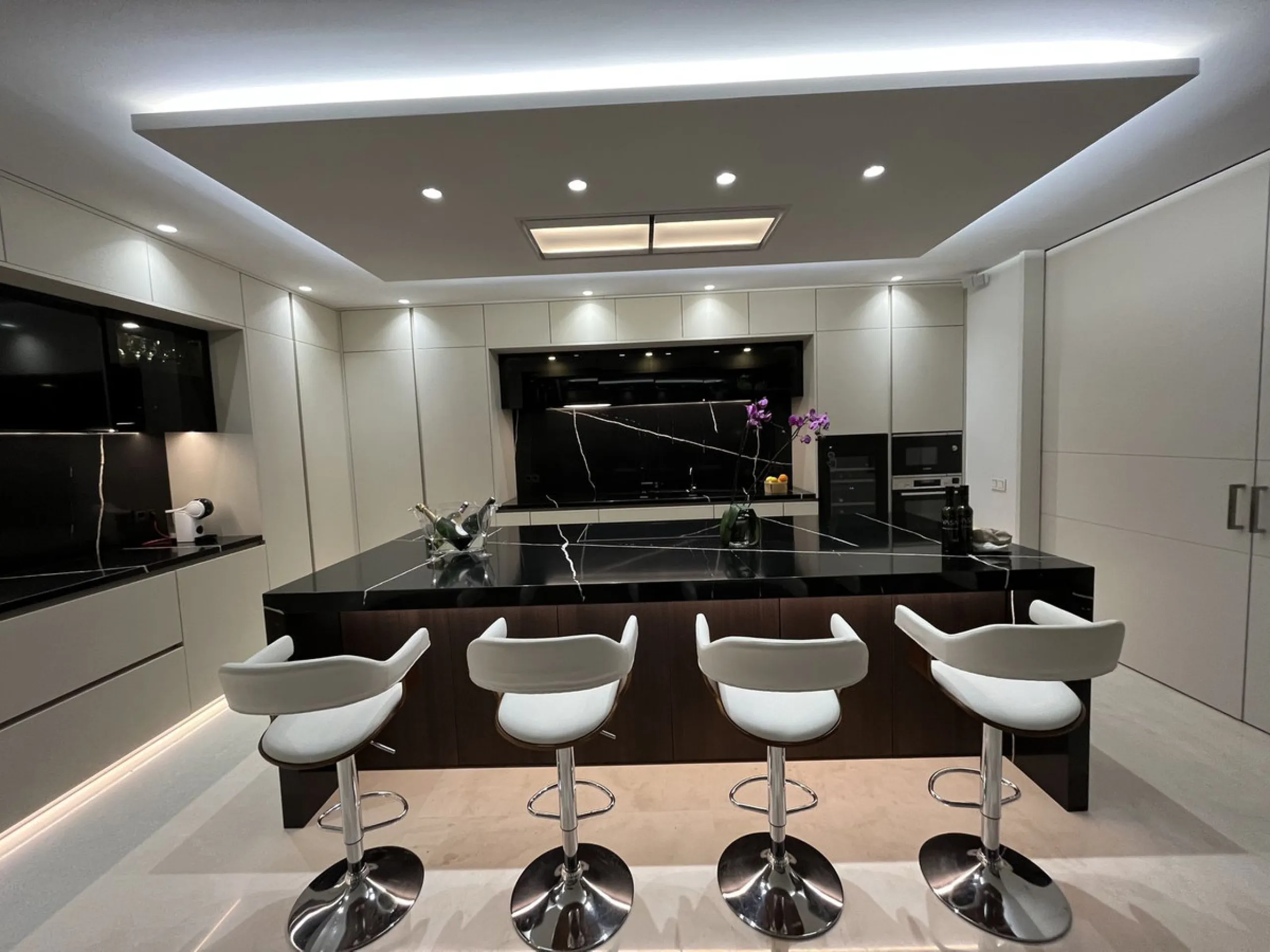 House - Detached Villa в продаже в Marbella, Málaga. В доме 5 спален и 6 ванных комнат. Площадь дома 630 м². Площадь участка 2105 м²